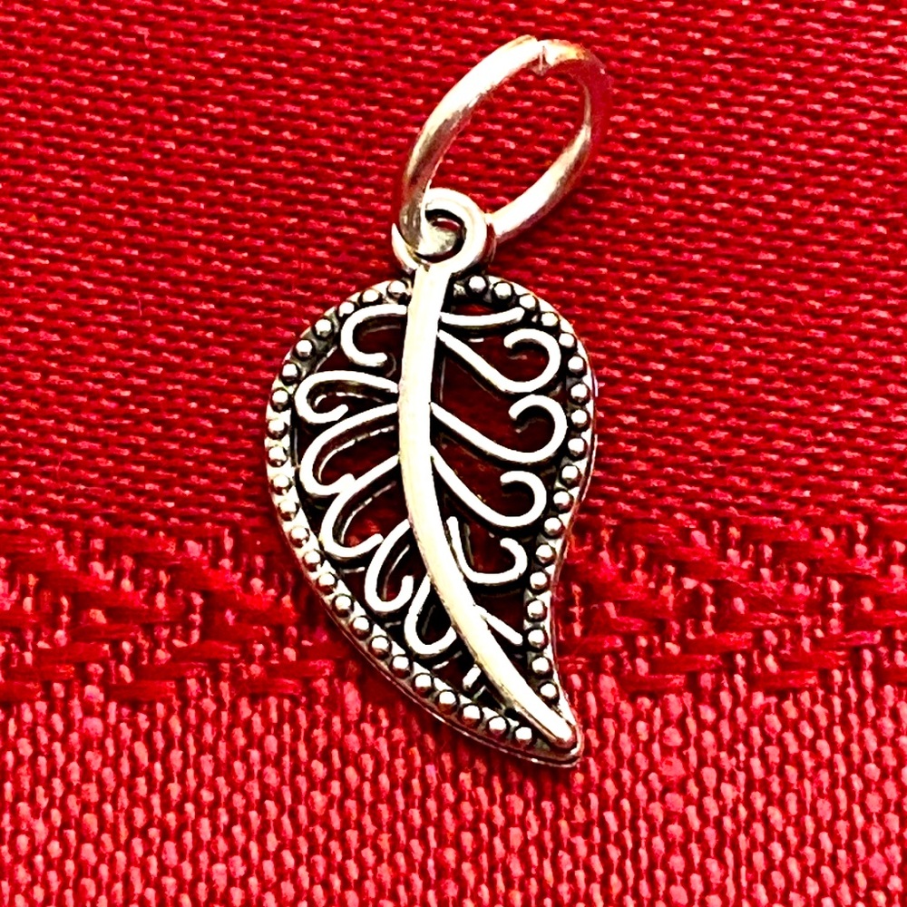 5/$10❤️❤️❤️NEW TIBETAN SILVER LEAF CHARM PENDANT